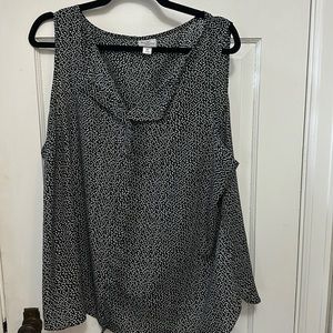 Worthington black and white sleeveless blouse